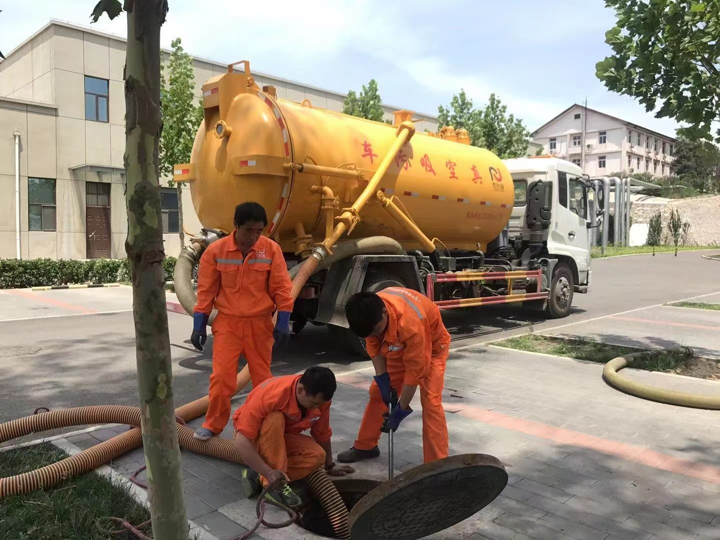 双湖化粪池清理与5-8吨吸粪车施工效率分析